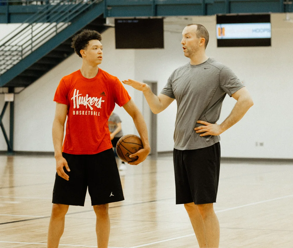 Thomas Viglianco coaching on-court session